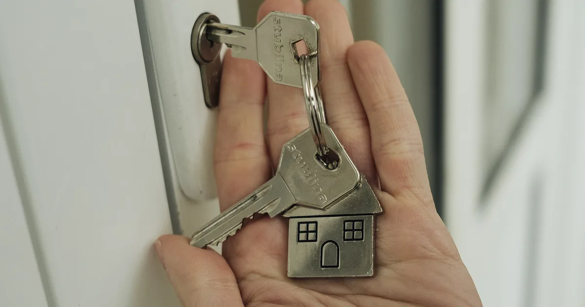 与报道相关的编辑资讯示意图:近半数在贷房贷利率低于4%:Realtor.com用FHFA数据测算,同额30万美元贷款月供差近690美元,锁定效应料延续到2027年
