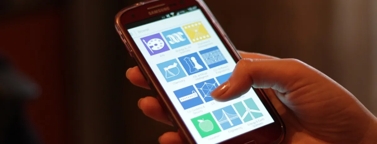 把业务装进客户的手机 · 按你的实际流程做 APP 与会员入口：预约、下单、查订单，客户在手机上一次办完。
